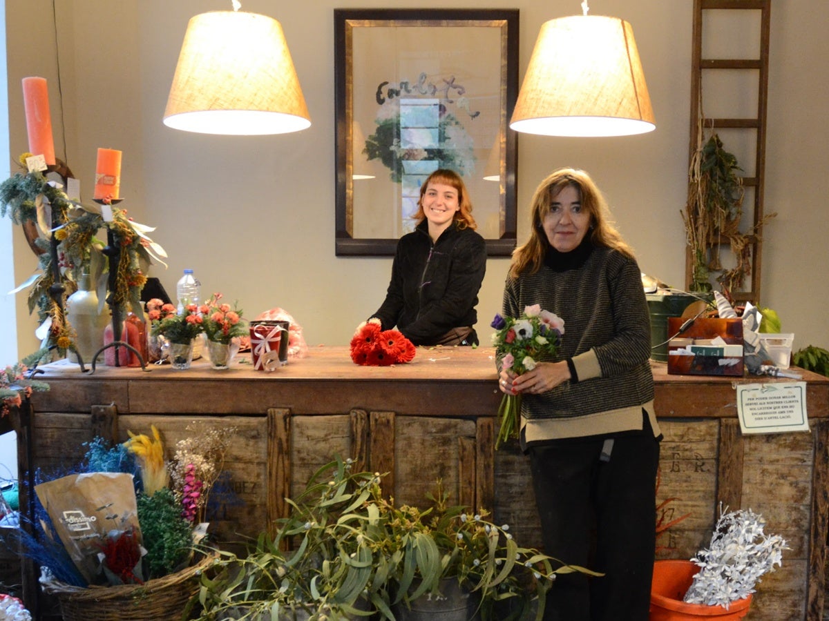 Carlota Segalà, a la dreta, a la floristeria, fa uns mesos. Autor: Jordi M.