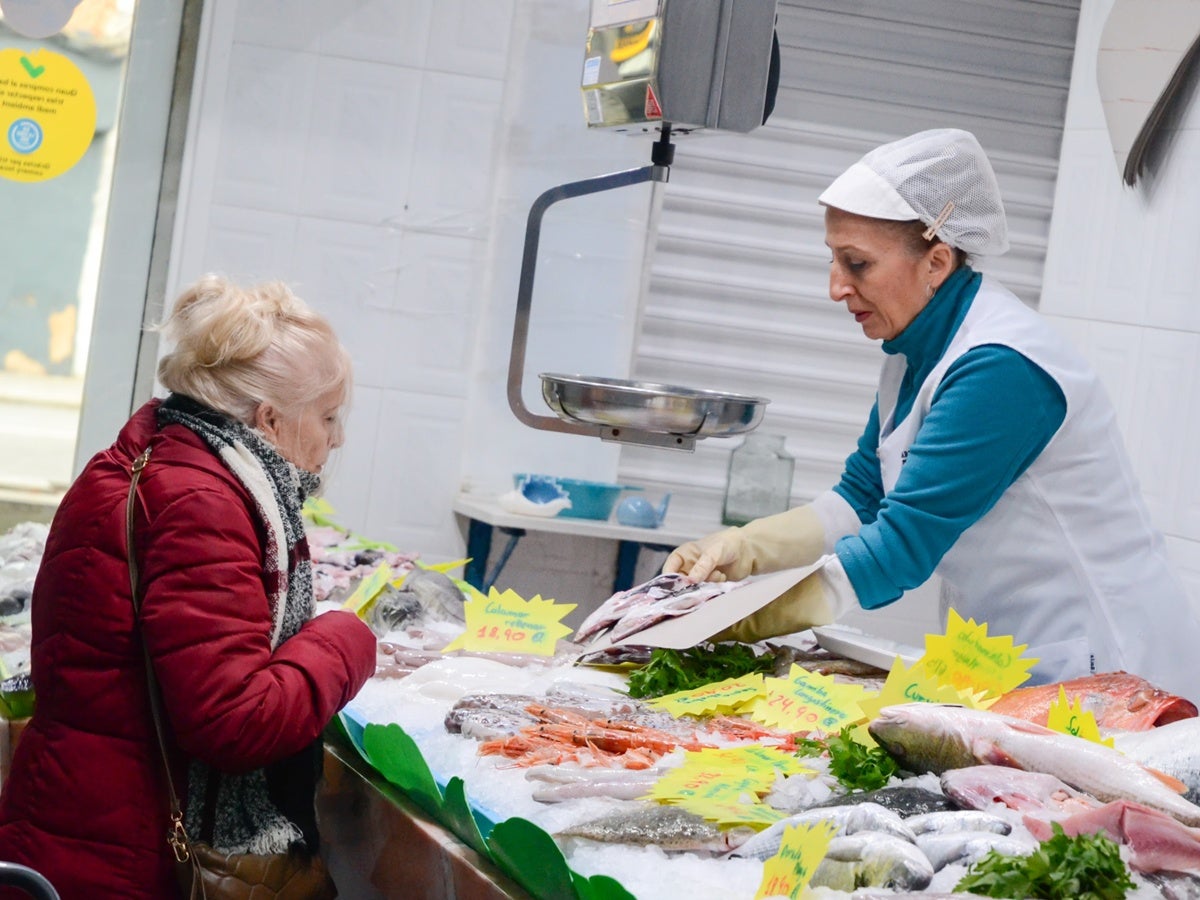 Una compradora, a la peixateria Margarita, a la plaça de la Creu de Barberà. Autor: J.d.A.