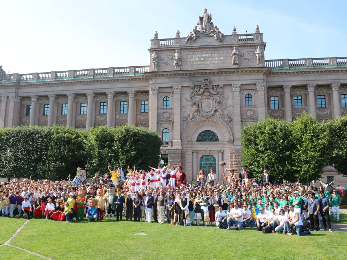 Foto de grup dels participants a l'Adifolk, davant el Parlament suec. Autor: ACN.