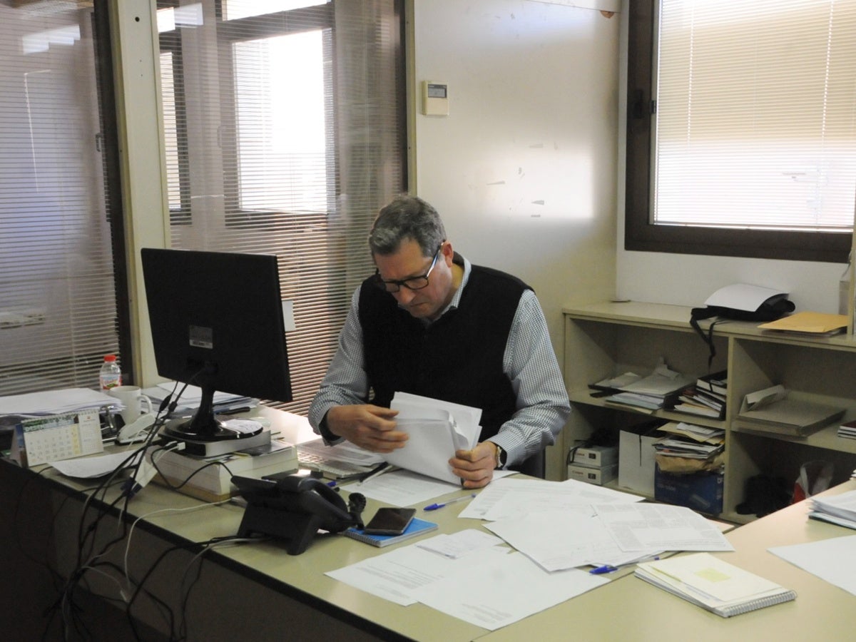 El periodista Josep Mercadé, a la seva taula a la redacció del 'Diari de Sabadell'. Foto: Arxiu JS