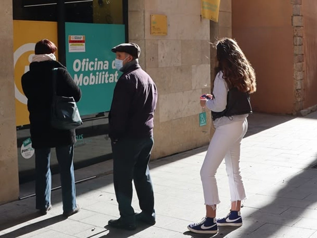 Cua a l'Oficina de Mobilitat el gener de 2023 per bescanviar targetes. Autora: J. Ramon
