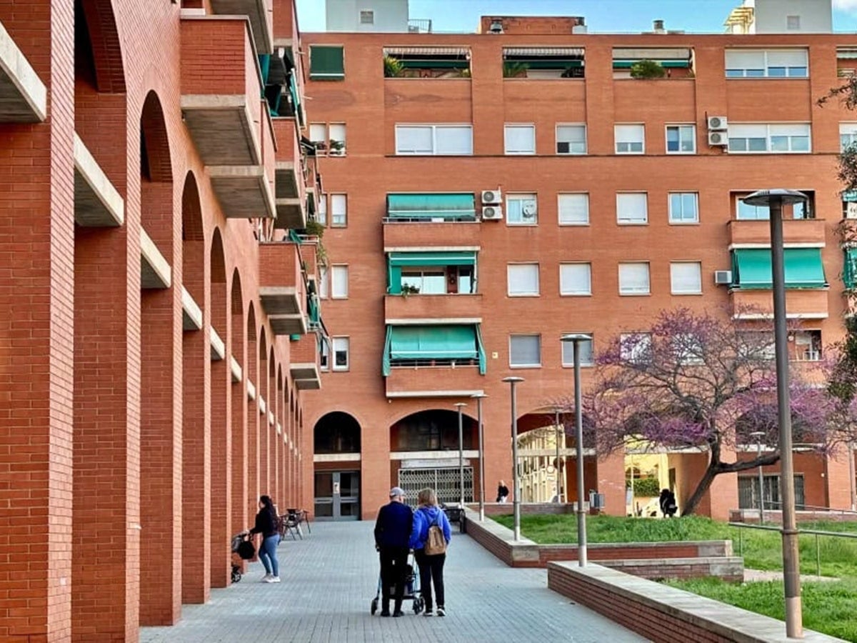 Habitatges a la plaça de l'Assemblea de Catalunya, a Sant Julià, fa un temps. Autor: J.d.A. 