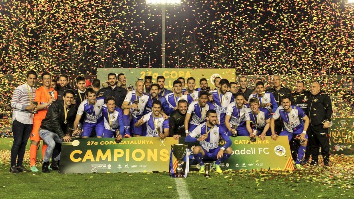 La plantilla del Sabadell 2015-2016 celebrant la Copa Catalunya. Autor: FCF. 