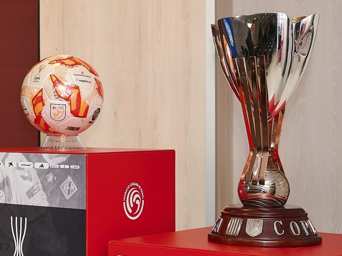 La pilota de la final i el trofeu de la Copa Catalunya. Foto: FCF via X.