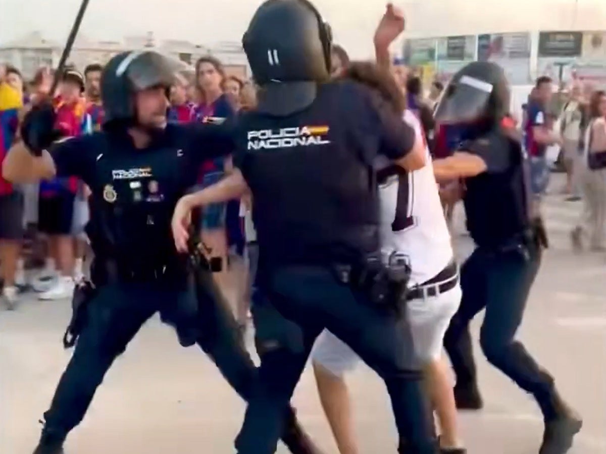 Agents de la Policia Nacional a Elx, i el menor aficionat del Barça, en una captura de vídeo. 