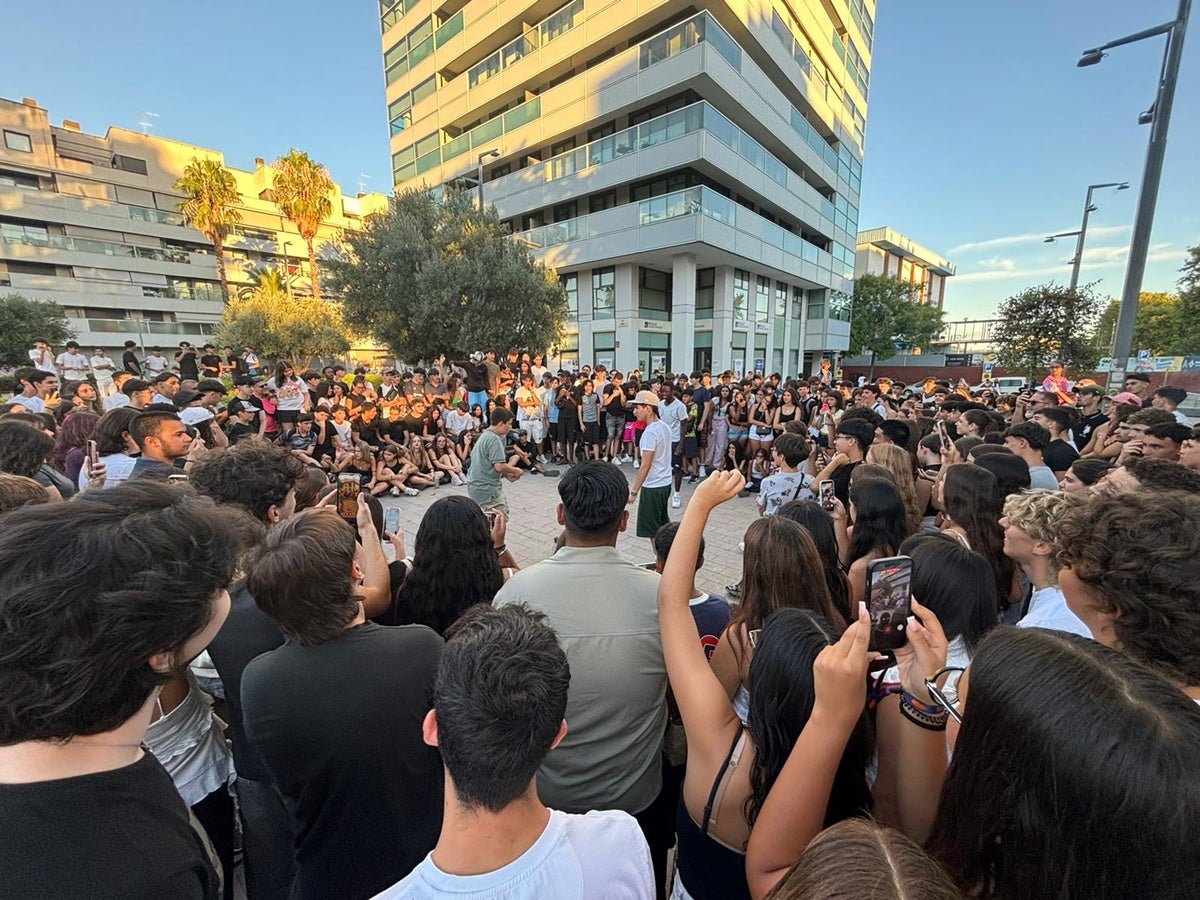 La plaça de la Sardana, amb centenars de joves en la primera batalla de 'farmejar l'aura' que s'ha fet a Sabadell. Autor: J.d.A. 