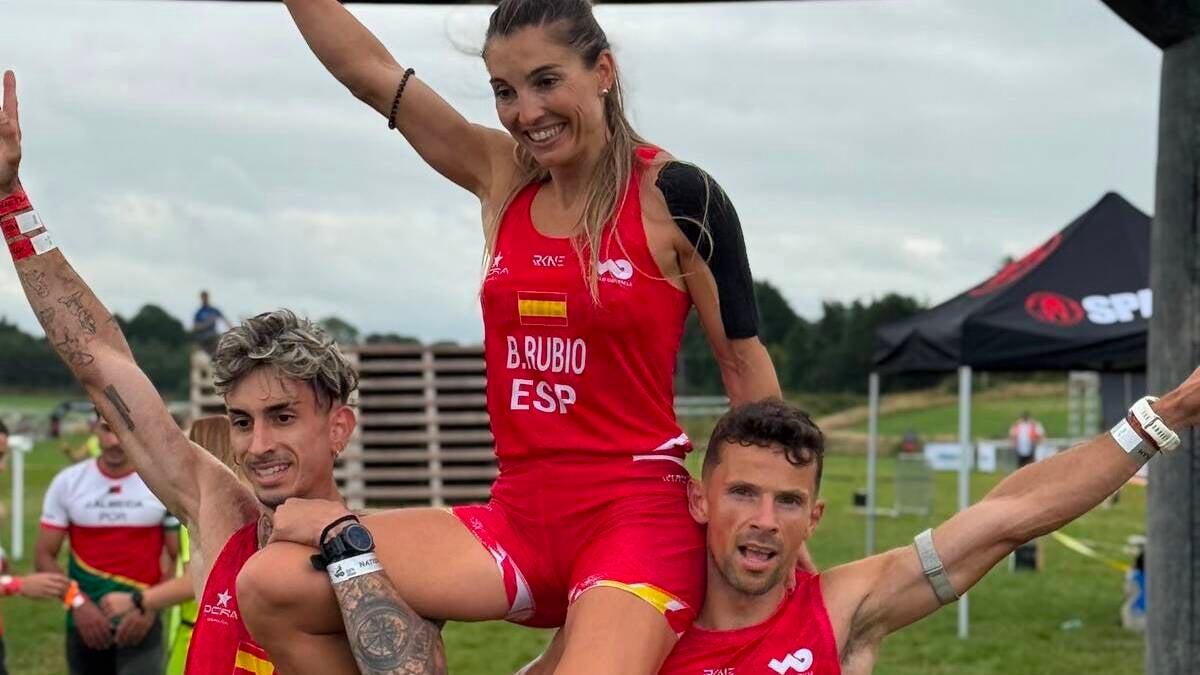 Bea Rubio, a hombros d'Adrián Martín i Asier Landart, celebrant la victòria espanyola en equips. Cedida