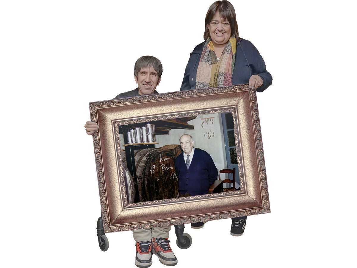 L'Aleix Cunillera i la seva mare, Montse Coca, sostenen el retrat de Pompeyo Coca, avi i pare respectivament.