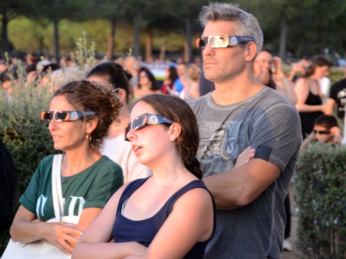 Tres espectadors de l'eclipsi solar total, aquest dimecres 12 d'agost a Sabadell. Autor: J.d.A. 