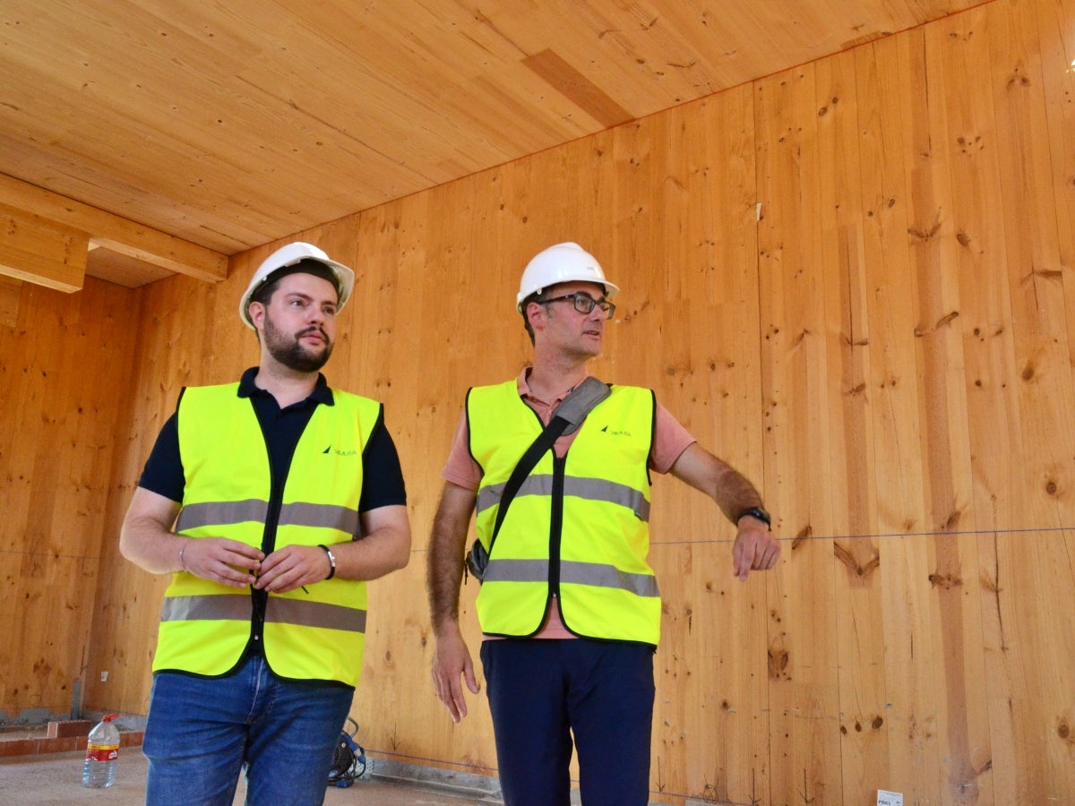 El tinent d'alcaldessa i alcalde accidental, Eloi Cortés, i un dels arquitectes tècnics de VIMUSA, visitant la promoció. Autor: J.d.A.