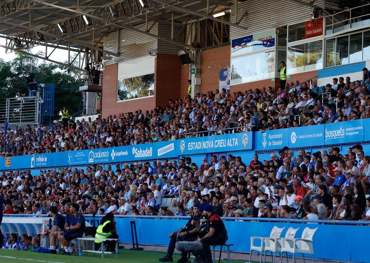 Prop de 9.000 assistents a l'estadi en l'estrena del Sabadell a casa. Autora: Dihor. 