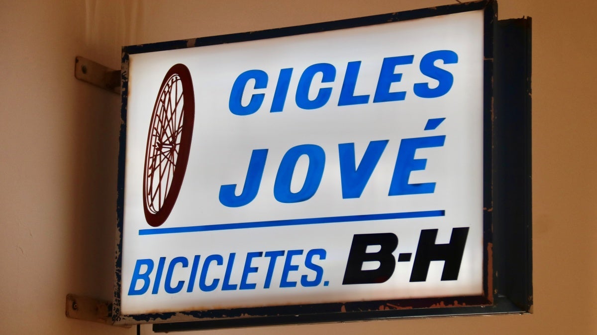Cartell rescatat de Cicles Jové a la futura exposició del Museu d'Art. Autor: ACN.