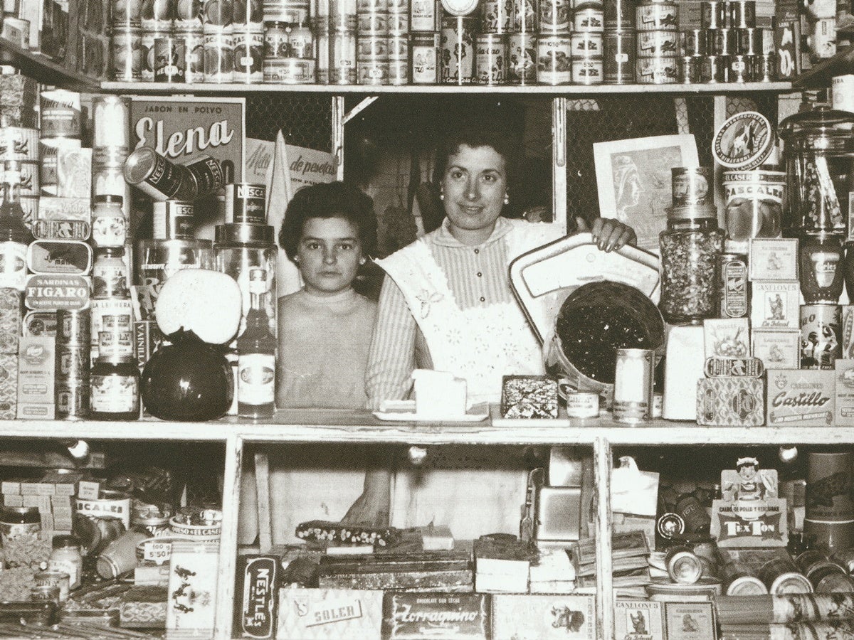Maria Juncosa a la seva parada del Mercat, molt ben assortida, el Nadal de 1956. Foto: Playà / Fons Nonell Juncosa via l'Abans.