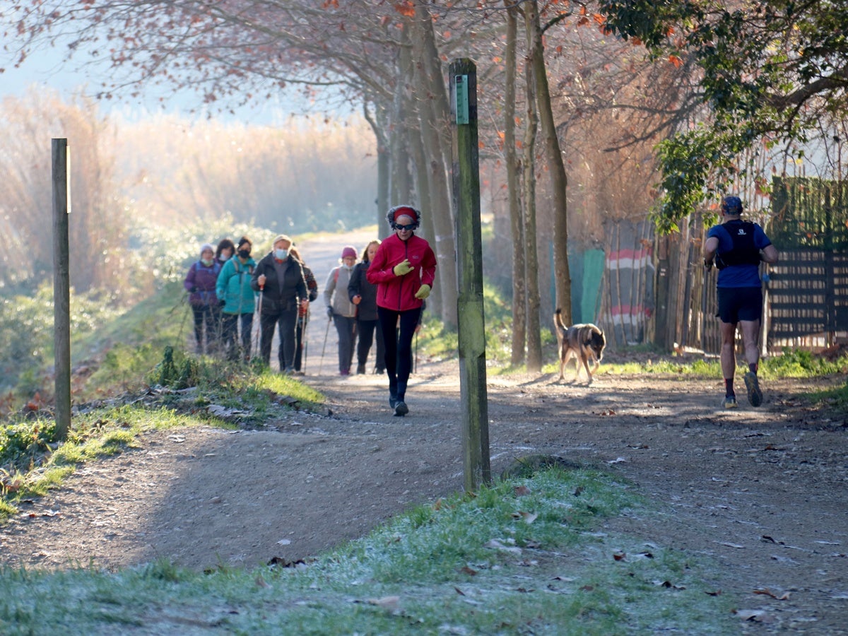 Vianant pel riu Ripoll. Autor: ACN. 
