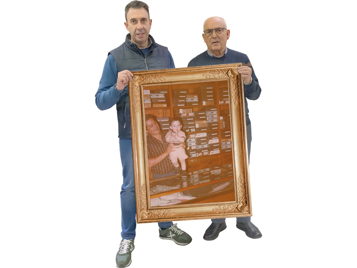 El José, a l'esquerra, amb el seu pare al cantó i amb el seu avi, i fundador, a la fotografia.