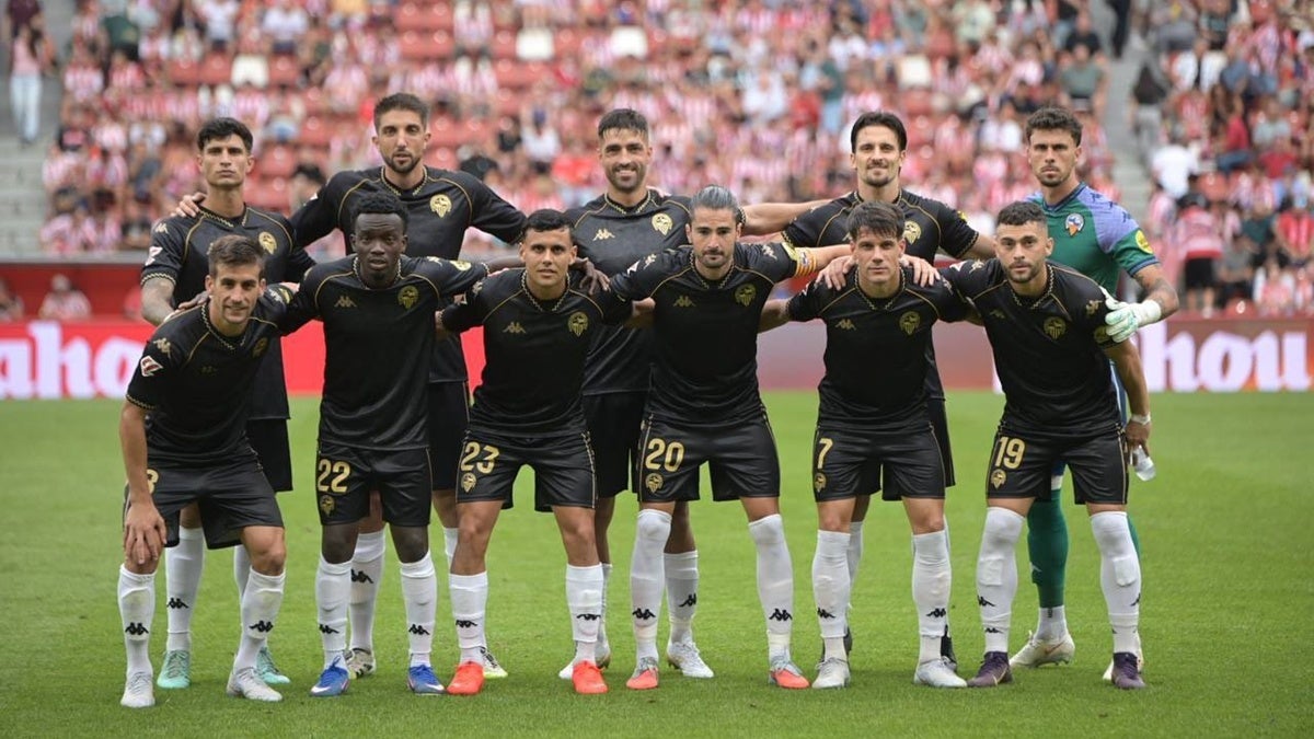 El primer onze inicial a Segona. CES