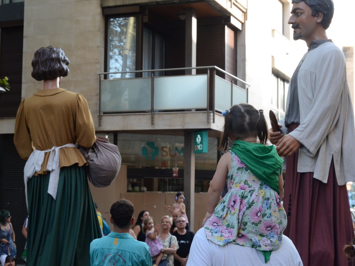 Una petita espectadora gaudint dels gegants amb el seu pare. Autor: Jordi M.