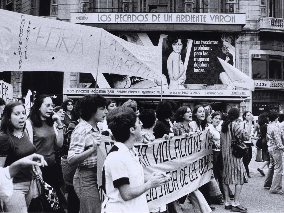 Manifestació de protesta contra la violació i mort d'Antonia España, convocada per la Coordinadora Feminista i alguns grups més radicals del feminisme. Autor: Pilar Aymerich via Museu Reina Sofía (https://www.museoreinasofia.es/colecciones/obra/manifestacion-de-protesta-contra-la-violacion-y-muerte-de-antonia-espana-una).  