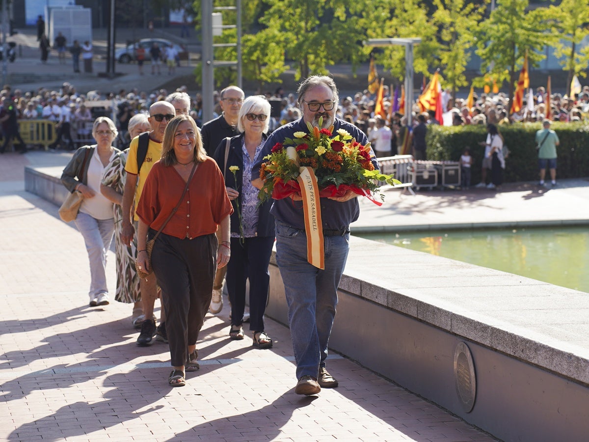 La delegació de Junts per Sabadell a l'acte institucional de la Diada, el passat divendres. El president local, Francesc Baró, amb el ram de flors. Autor: Luis PH. 