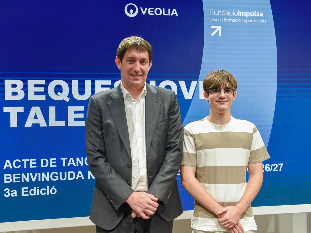 El director general d'Aigües Sabadell, Lluís Jordan, i alumne becat de Sabadell, Albert Brau Granados.