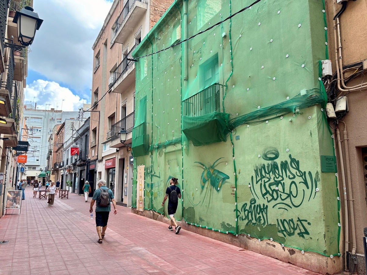 La façana, amb la malla, del carrer de Sant Antoni. Autor: J.d.A. 