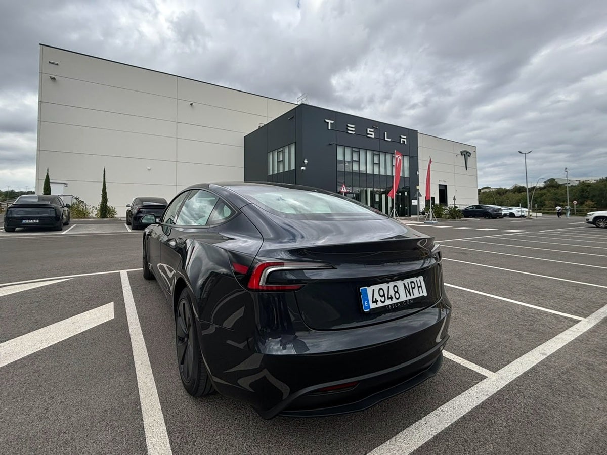 El vehicle FSD, a l'exterior de l'establiment Tesla. Autor: J.d.A.
