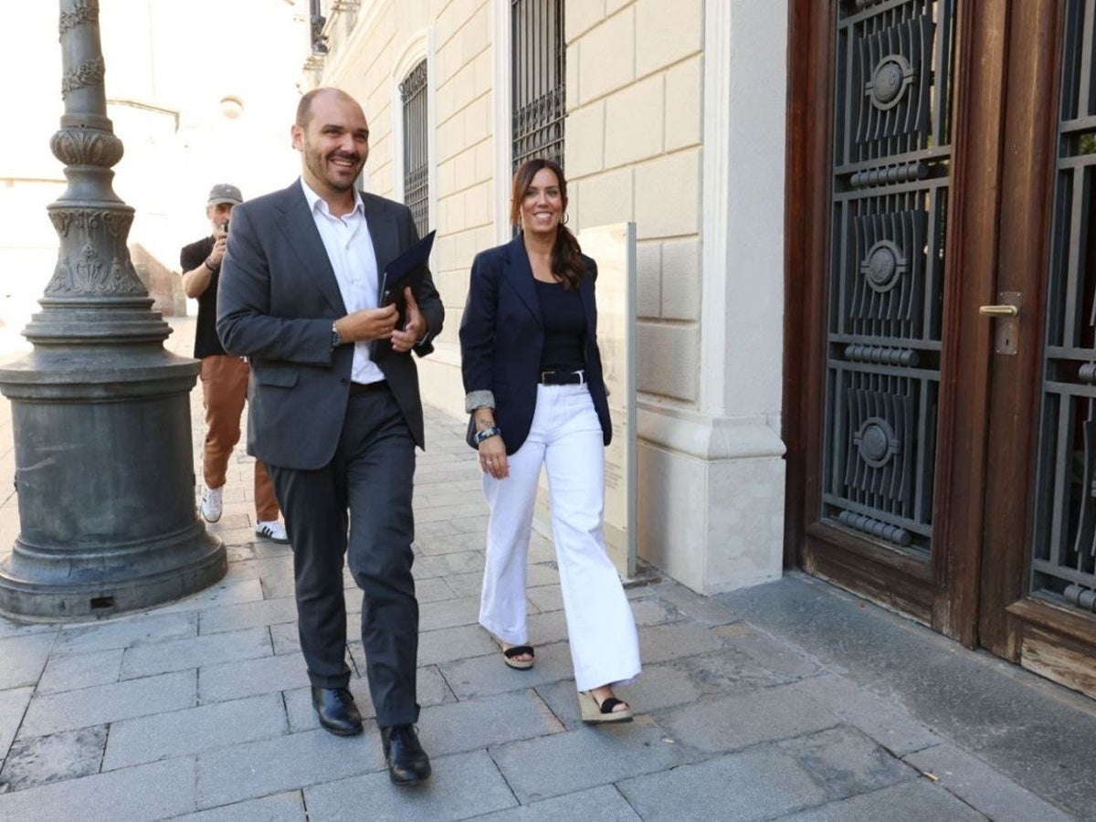 El conseller de Presidència, Albert Dalmau, amb l'alcaldessa, Marta Farrés, arribant a l'Ajuntament, on s'ha fet la primera Comissió Bilateral Generalitat - Ajuntament de la història. Autor: Ajuntament / cedida. 