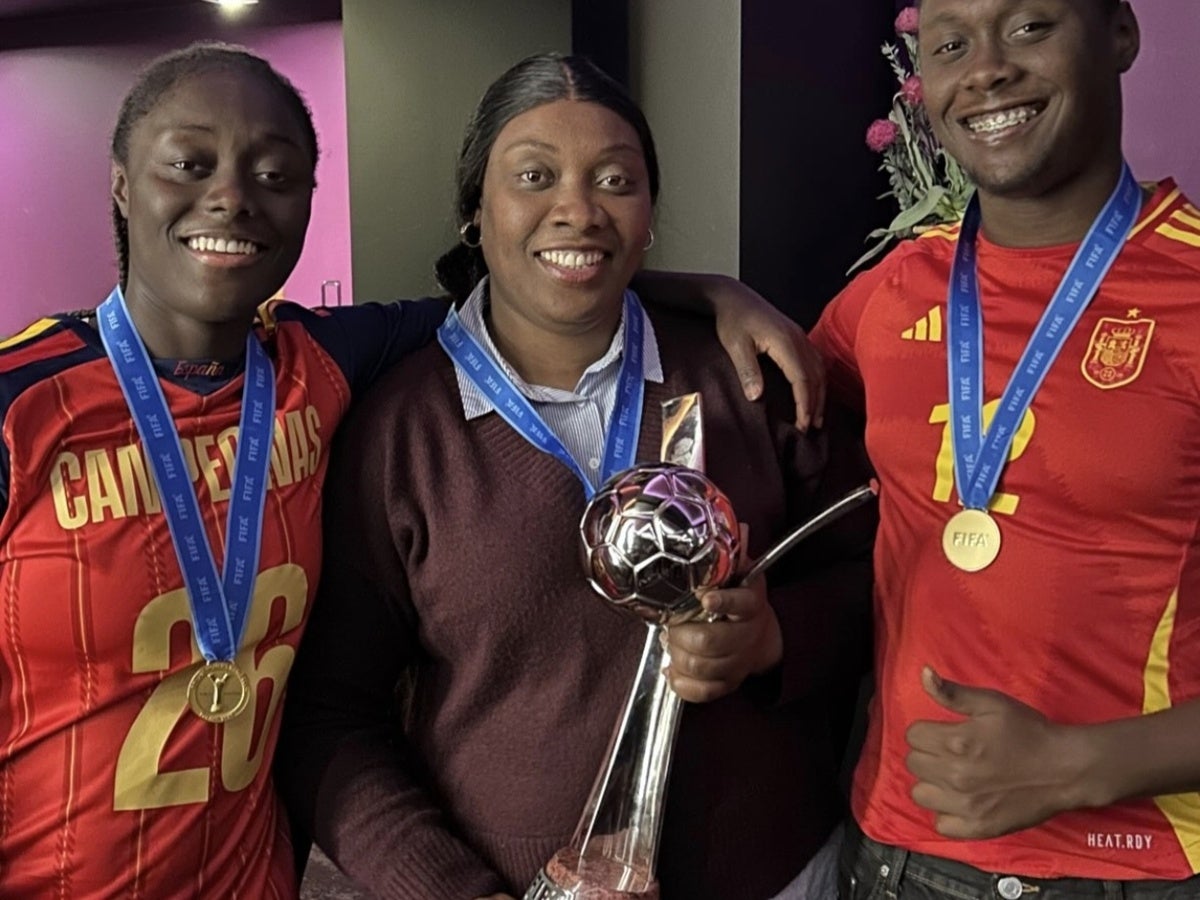Aïcha Camara, amb la seva família i la copa. @aichacamaraa_