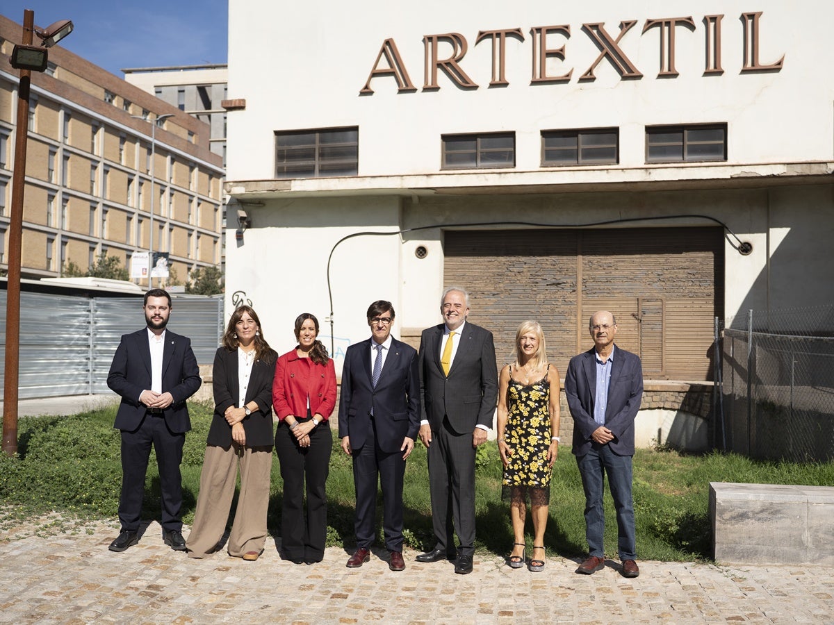 Representants de l'Ajuntament, la Generalitat i la UAB, a l'exterior de l'Artextil, futur Campus de Ciències de Vida i la Salut. Autor: Luis PH. 