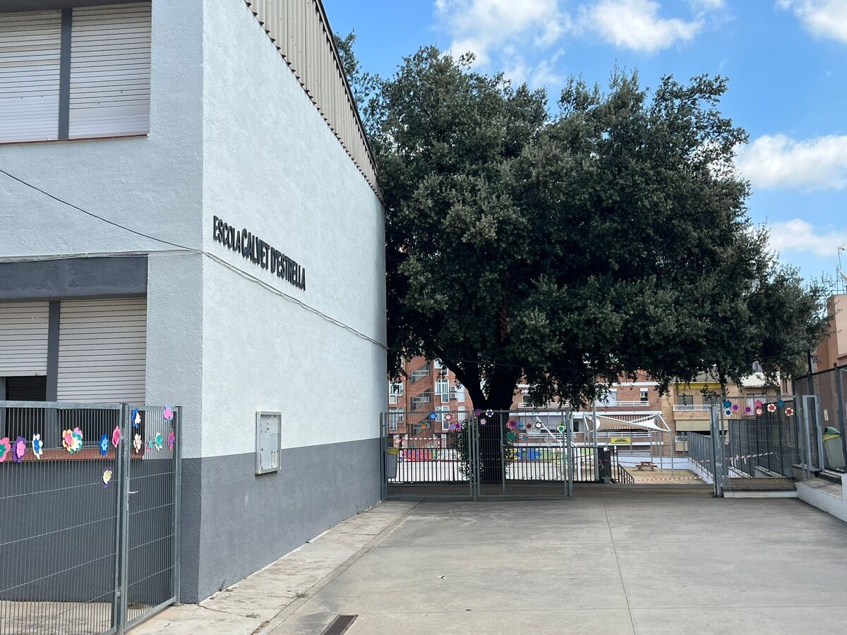 Entrada a l'escola Calvet d'Estrella, on s'han fet millores aquest estiu. Autor: Jordi M.