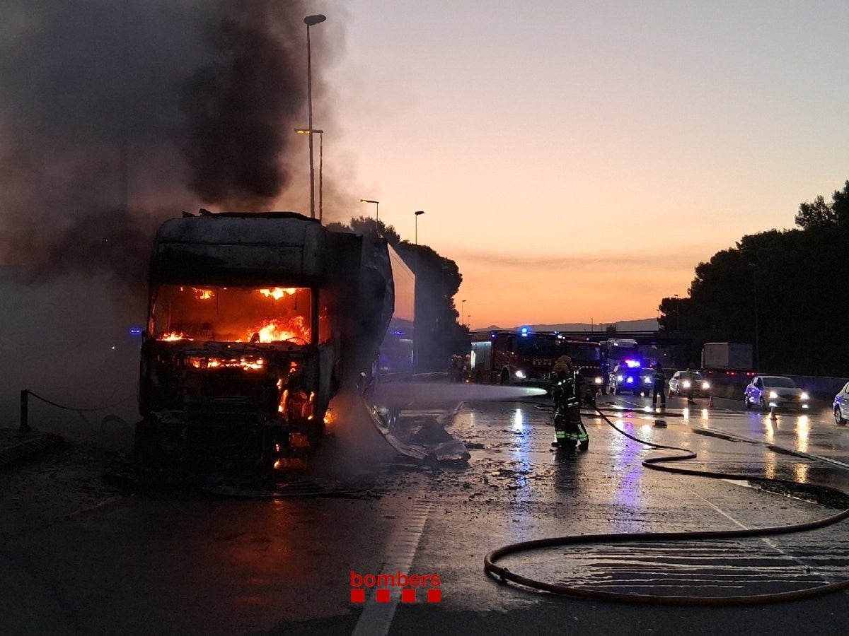 El camió incendiat a l'AP7. Autor: Bombers.