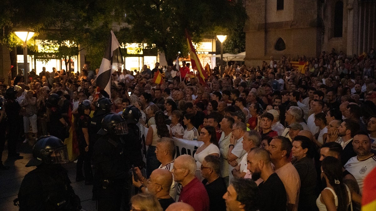 Els Mossos, separant un grup de l'altre. Autor: Luis.