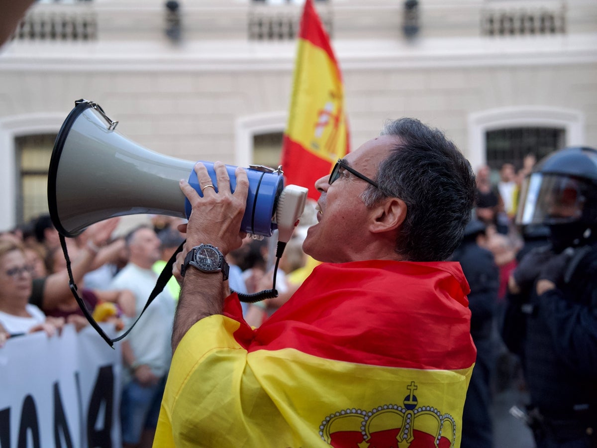 El diputat de Vox Manuel Acosta el passat dimecres a la plaça Sant Roc. Autor: Luis PH. 