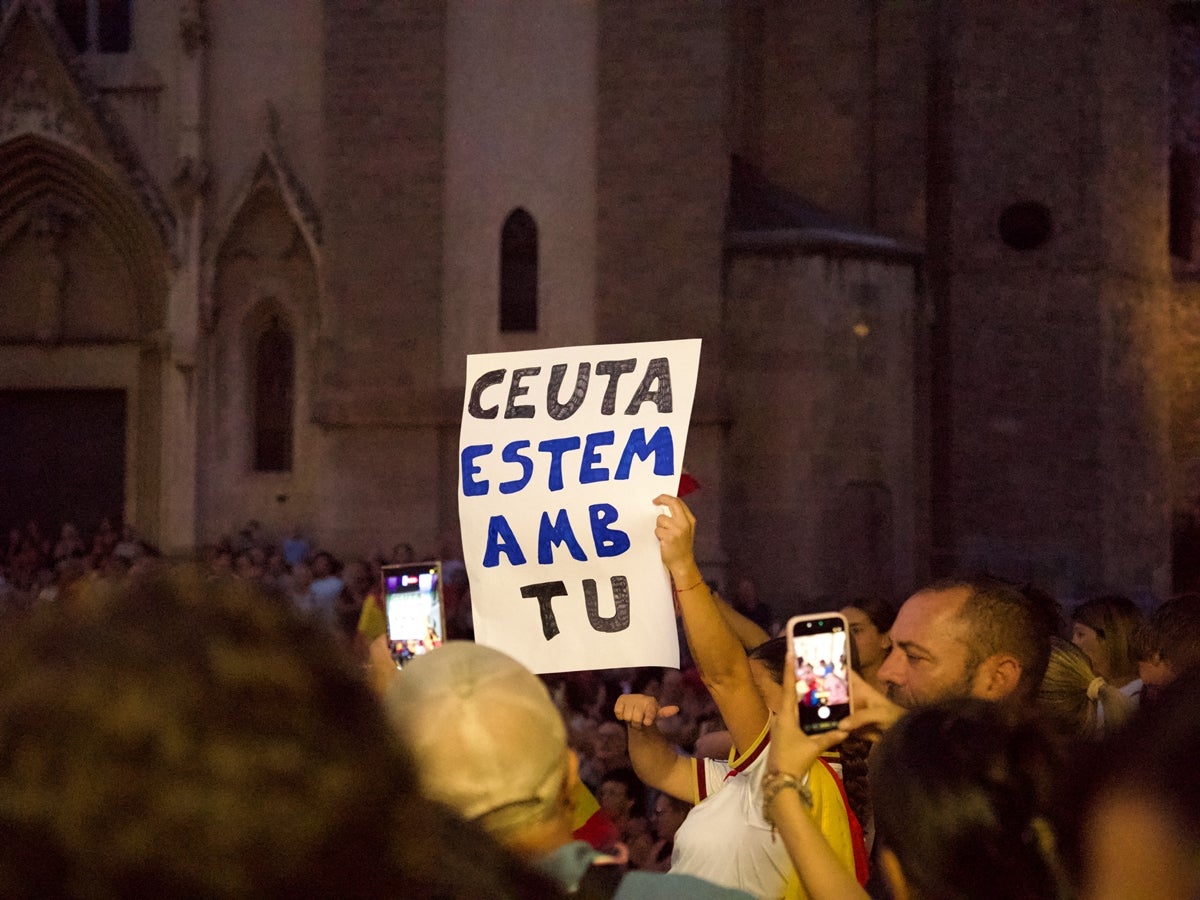 Un moment de la concentració convocada en principi per solidaritzar-se amb la població ceutí. Autor: Luis.