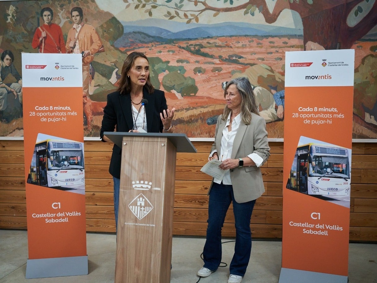 L'alcaldessa de Castellar, Yolanda Rivera, i la directora general de Transports, Susi López, en roda de premsa. Autor: cedida.