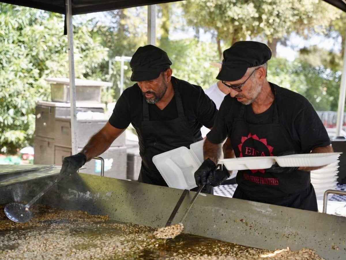 Cuiners preparant una ració de botifarra amb seques. Autora: Marina Puig/Ajuntament.