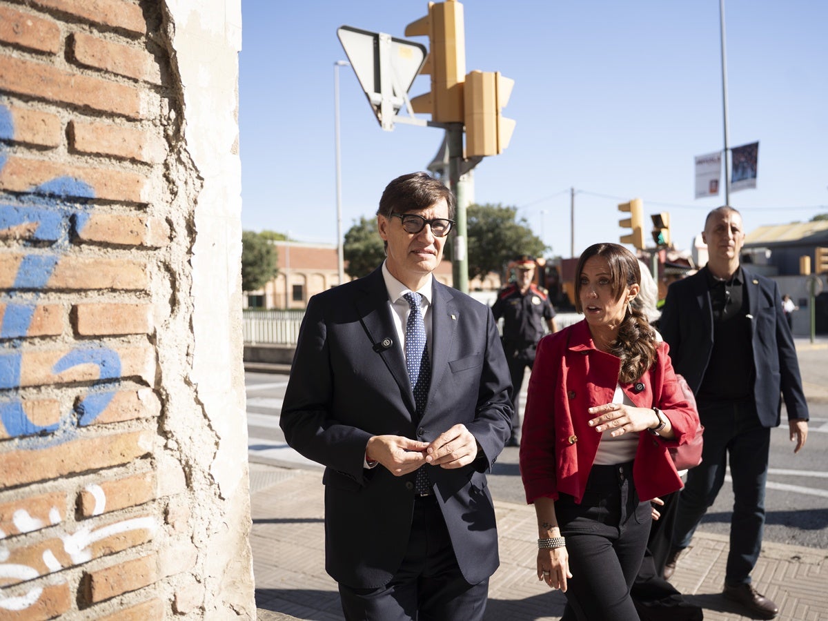 El president de la Generalitat, Salvador Illa, i l'alcaldessa de Sabadell, Marta Farrés a l'exterior de la caserna, aquest matí. Autor: Luis PH.