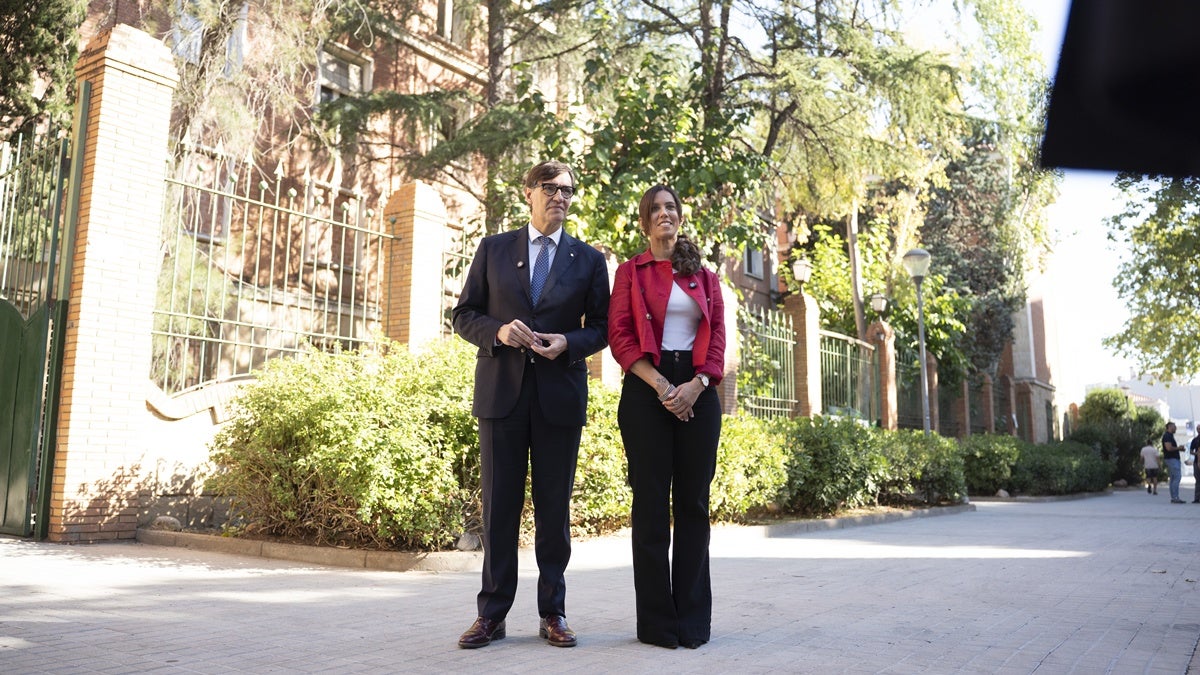 El president de la Generalitat, Salvador Illa, i l'alcaldessa de Sabadell, Marta Farrés a l'exterior de la caserna, aquest matí. Autor: Luis PH. 