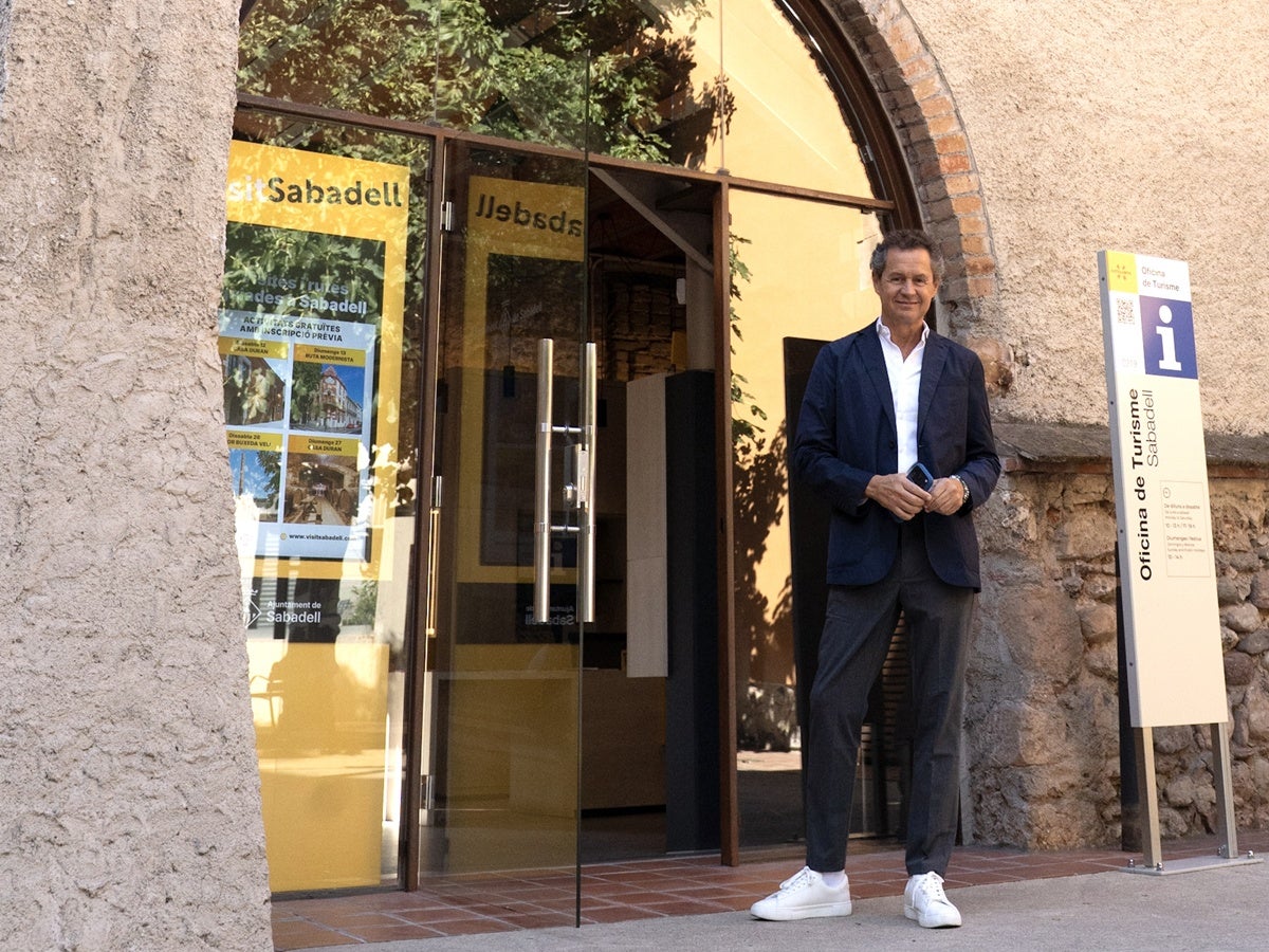 L'encara portaveu de Junts a l'Ajuntament, Lluís Matas, a l'exterior de l'Oficina de Turisme. Autor: Luis PH.