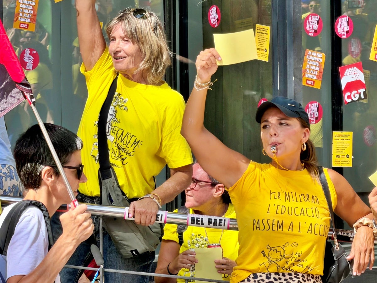 Docents a l'exterior dels Serveis Territorials. Autor: ACN.