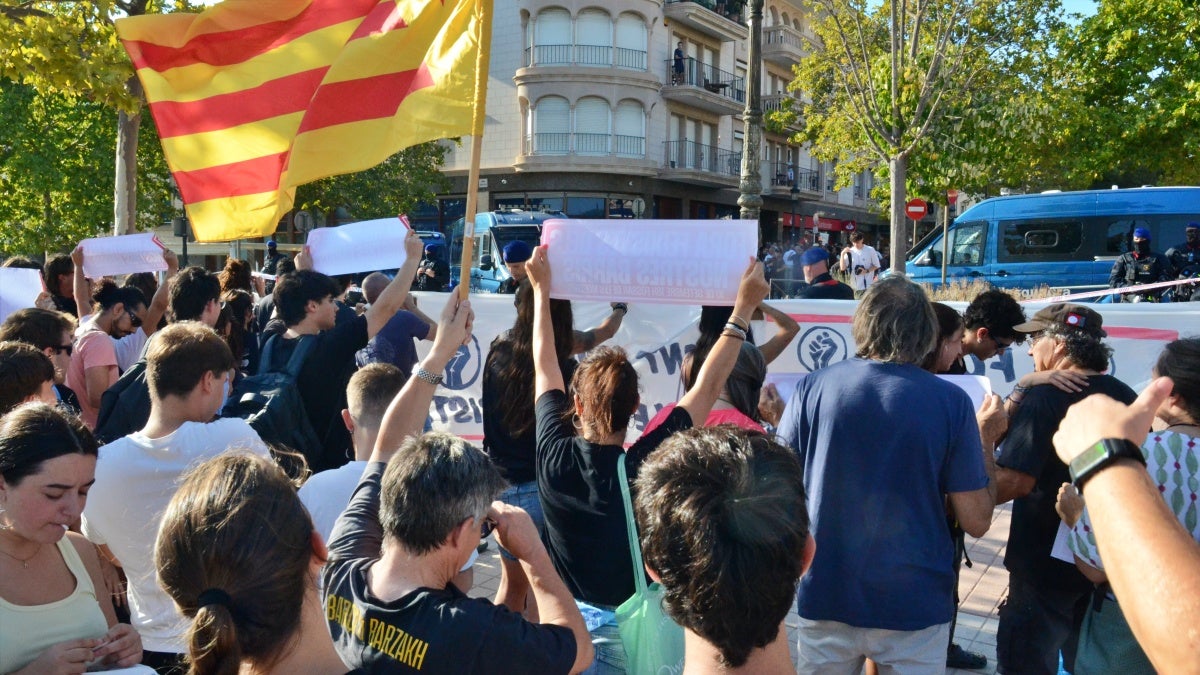 Protesta contra la presència d'Orriols. Autor: J.d.A. 