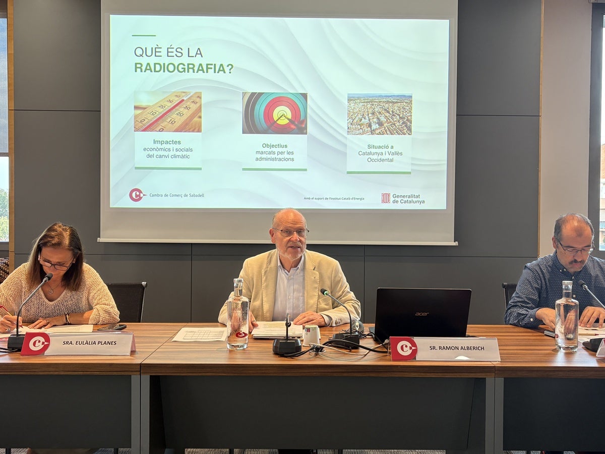 Ponència sobre la transició energètica. La presidenta de la Comisió de Transició Ecològica, Eulàlia Planas, el president de la Cambra de Comerç, Ramon Alberich i el tècnic de Transició Energètica, Albert Llobet. Foto: cedida.