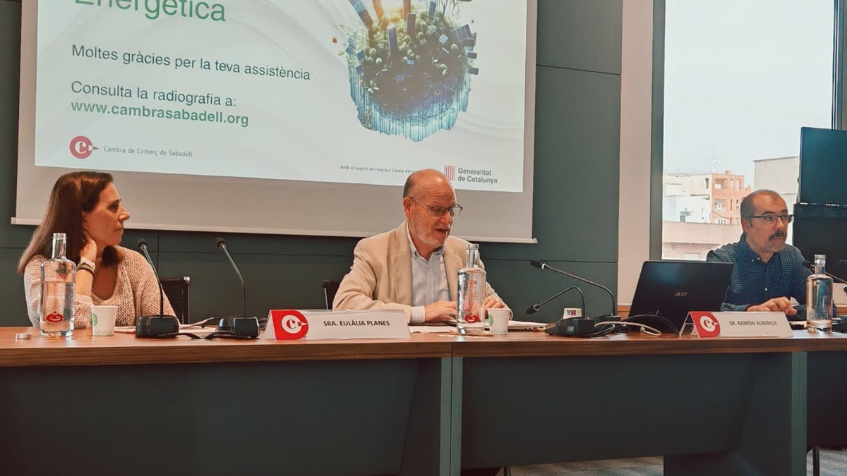 Ponència sobre la transició energètica. Eulàlia Planas (presidenta de la Comisió de Transició Ecològica), Ramon Alberich (Cambra de Comerç) i Albert Llobet (tècnic de Transició Energètica). Autor: Albert P.