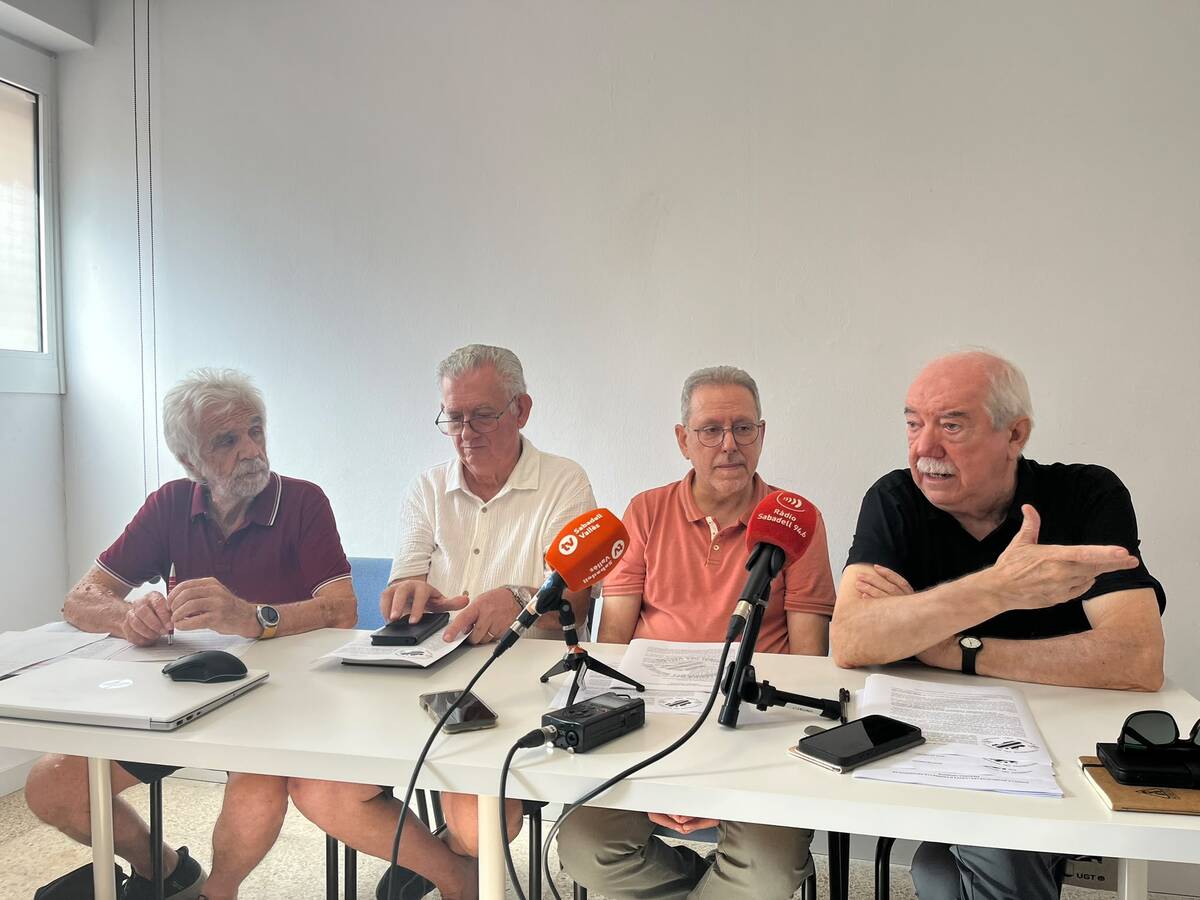 Representants veïnals en roda de premsa. Autor: Jordi M.