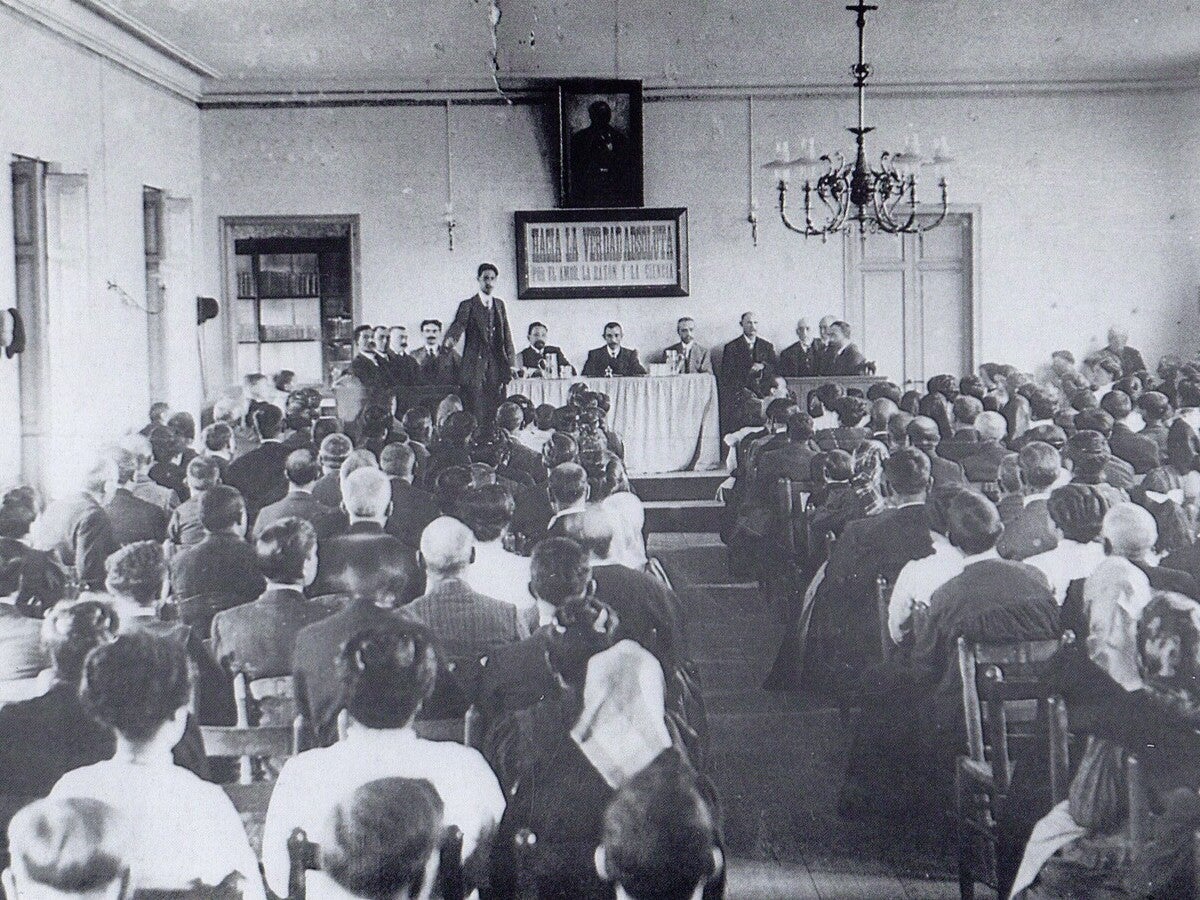 Conferència dominical al local de Centre d'Estudis Psicològs al carrer Indústria. 1920 aprox. AHS