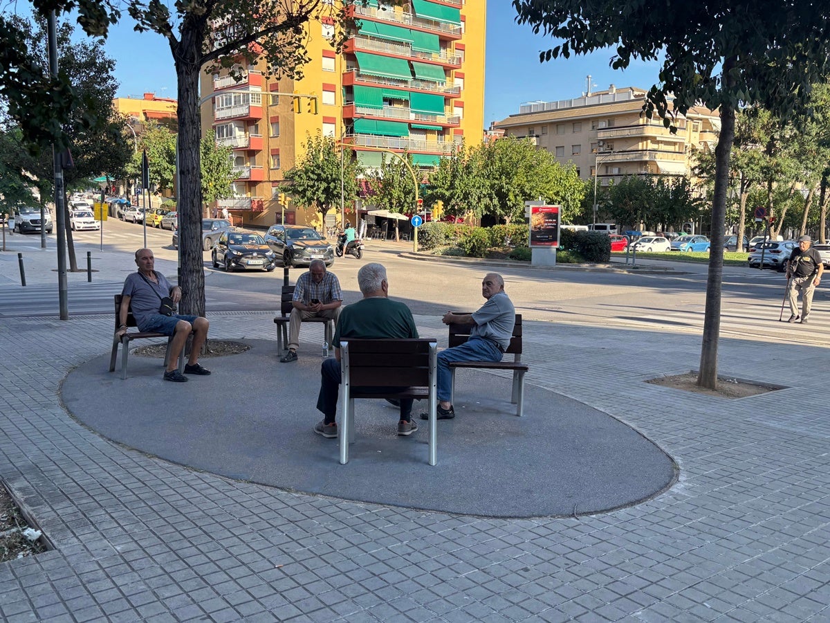 Ciutadans asseguts en bancs, en una plaça de Can Rull, fa uns dies. Autor: J.d.A. 