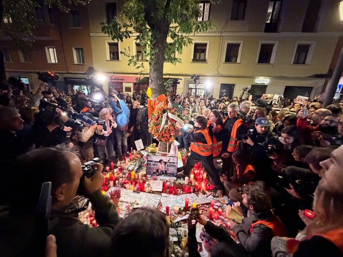 Activistes pel dret a l'habitatge col·loquen una corona de flors al pis on vivia Maricarmen Abascal, aquest dijous. Autor: ACN. 