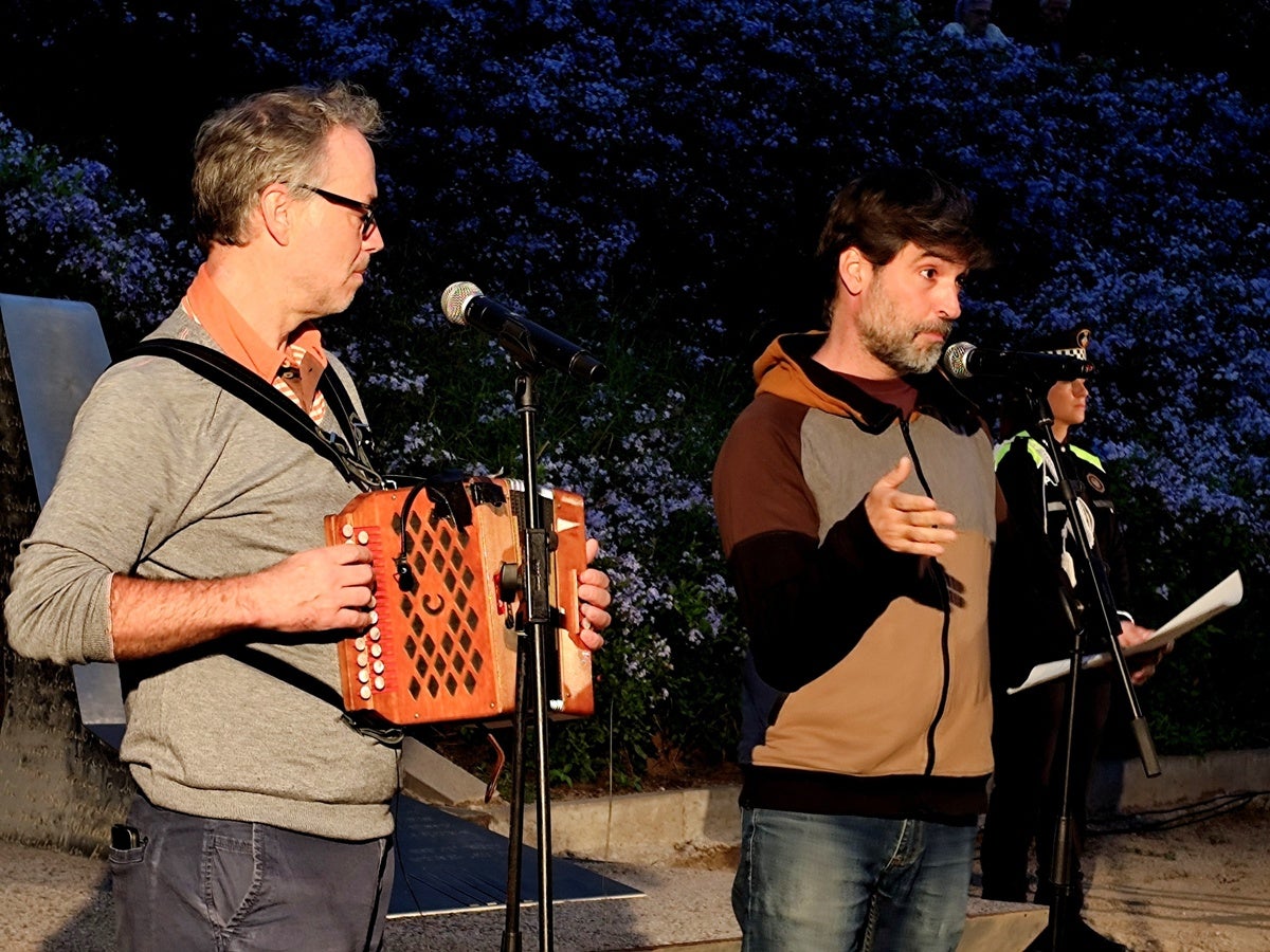 Carles Belda i Roc Casagran interpretant un poema musicat sobre Companys. Foto: @accio_sbd via X. 