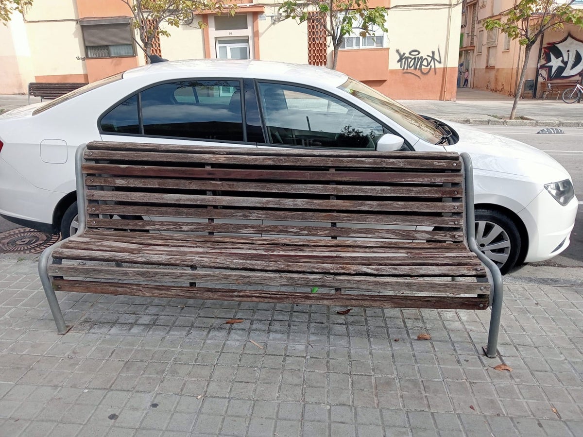Cotxe i banc, a l'avinguda de la Concòrdia. Autor: J.A. 