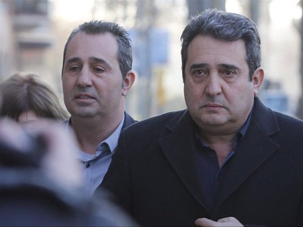 Paco Bustos, a l'esquerra, i l'exalcalde de Sabadell, Manuel Bustos, a la dreta, entrant al Palau de Justícia de Barcelona, en una imatge d'arxiu. Autor: @corrupcioSBD via X. 